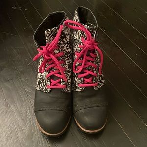 SOREL| RARE Sweater Winter platform boots in Size 10. Fits is more of a 9